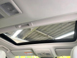 【サンルーフ】ボタンひとつで開閉可能!開放感たっぷりのサンルーフが装着されています!車内に明かりを取り入れたり景色を楽しむ以外にも、よどみがちな車内の空気も簡単に換気できて快適です!