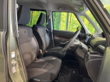 運転席まわりには十分なスペースがあり、大柄な方でもゆったり運転していただける環境です。