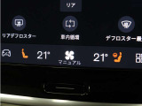 フロントシートには、シートヒーター&シートエアコンに加え、ステアリングホイール・ヒーターも装備。厳寒の地、北欧スウェーデン発祥のブランドならではのアイテムです。シートヒーターは後席にも装備しています