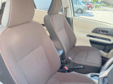 運転席まわりには十分なスペースがあり、大柄な方でもゆったり運転していただける環境です。