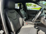 アップライトに着座するシートは、操作に力もはいりやすく、車両感覚も掴みやすいと好評です。