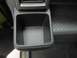 カップホルダーは運転席や助手席からちょうど手の届く位置です!!