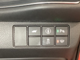 ハンドルの右側にHondaセンシング用のメインスイッチとパワーテールゲートスイッチがついています。パワーテールゲートスイッチは車内からでもテールゲートの開け閉めを電動でできます。