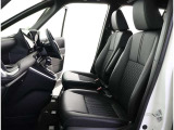 高いホールド性で運転姿勢が安定します。長距離ドライブでも疲れにくいのが魅力です。快適なドライビングライフをお送りください♪