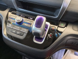 どのポジションにもワンアクションで操作できるインパネシフトに、パーキングブレーキはフットブレーキタイプです。