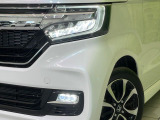 【LEDヘッドライト】悪天候や夜間走行時も良好な視界を確保し安心して運転できる高輝度LEDヘッドライトを装備!点灯速度が早く、消費電力も抑えられています。