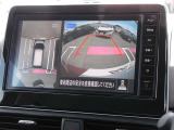 インテリジェント アラウンドビューモニター(移動物 検知機能付)搭載!大型ナビに、上から見たようなに映る映像で、駐車を安全簡単に。さらに人や自転車など周囲に動くものがあると表示とブザーでお知らせします。