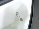 【ブラインドスポットインフォメーション】走行中、ドアミラーの死角になりやすい箇所に後続車が接近するとサイドミラー付近に警告を表示、ドライバーに注意喚起をしてくれます。