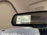 上からまる見え!アラウンドビューモニターの画像です。お車を真上から見たような映像をミラーに映し出す事によって、車両の周囲を確認し、駐車時や発進時の運転をサポート。