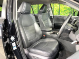 運転席まわりには十分なスペースがあり、大柄な方でもゆったり運転していただける環境です。