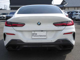 L字型の特徴的なテールランプが、後方のドライバーへBMWを印象付けます。