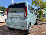 後退時ブレーキサポートです。リヤバンパーに搭載した4つのセンサーで後方の障害物をブザー音とメーター表示で障害物をお知らせ。衝突被害軽減ブレーキが作動し衝突の回避または衝突時の被害を軽減します。