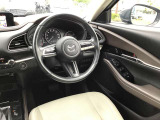 ドライバーが心に余裕をもって運転に集中できること、助手席や後席からもすっきりと前を見通せる空間の起点となり、全員が安心してドライブを楽しめることをモットーにシンプルなレイアウトとなっています。