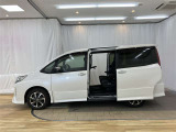 両側パワースライドドア付きだから、狭い駐車スペースなどでの 乗り降りラクラク!小さなお子さまのいるご家庭には嬉しい装備。