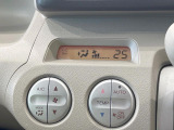 【オートエアコン】一度お好みの温度に設定すれば、車内の温度を検知し風量や温度を自動で調整。暑い&hellip;寒い&hellip;と何度もスイッチ操作をする必要はありません。快適な車内空間には必須の機能ですね♪