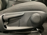運転席にはドライバーの体型や好みに応じて前後方向だけでなく、高さの調整ができるシートリフターを装備!