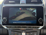 シフトレバーを「R」に入れると、自動的に車両後方がカラーでモニターに表示されます。目安線も表示されるので、分かりやすいですね!!コーナーセンサーも付いて安心ですね!!