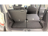 後席の背もたれを倒した状態。広い荷室になります。