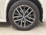 【BMWアロイホイル】軽量かつ強度に拘ったアロイホイル。走行性能ポテンシャルを引き出す設計。車の足元を引き締めてくれる大きなポイントはアロイホイルです。