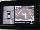 【アラウンドビューモニター&バックモニター】クルマを真上から見下ろしているかのような映像が表示され、周囲の状況がひと目で把握できるので、安心してスマートに駐車できます。駐車が苦手な方にオススメです!