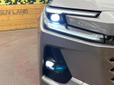【LEDヘッドライト】悪天候や夜間走行時も良好な視界を確保し安心して運転できる高輝度LEDヘッドライトを装備!点灯速度が早く、消費電力も抑えられています。