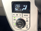 【オートエアコン】一度お好みの温度に設定すれば、車内の温度を検知し風量や温度を自動で調整。暑い&hellip;寒い&hellip;と何度もスイッチ操作をする必要はありません。快適な車内空間には必須の機能ですね♪