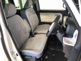 運転席の座面高さを調整できるシートリフターが付いています。フロントシートはベンチシートを採用で、座面も広く使い勝手もいいですよ♪