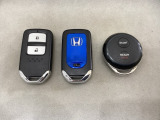 スマートキーを装備しています。鍵を差し込むことなくドアロックの開け閉めと、スタートボタン操作でのエンジンスタートができます。加えて、純正リモコンエンジンスターター用の操作キーもついています。