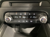 温度の設定のみで快適な風量やモードなどを自動調整してくれるフルオートエアコンを装備!