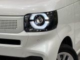 【LEDヘッドライト】悪天候や夜間走行時も良好な視界を確保し安心して運転できる高輝度LEDヘッドライトを装備!点灯速度が早く、消費電力も抑えられています。