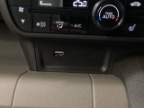 スマートフォンなどの充電に便利なUSBジャック。運転席からも助手席からも使いやすいです。