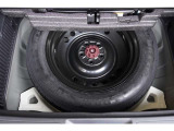 【スペアタイヤ】 応急用タイヤを搭載しております。