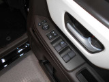 運転席ドアには、電動格納式リモコンドアミラーや、パワーウインドウマスタースイッチがあります。