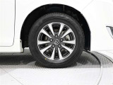 タイヤサイズは(195/65R15)で純正アルミホイールです。