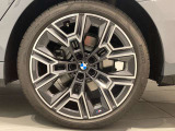 BMWの純正アロイホイールは軽量かつ強度にも優れているホイールで走行性能を引き上げる設計になっております。足元にもBMWは妥協がなくこだわっている個所になります。