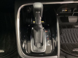 「e:HEV」は、モーター走行を中心にしながら電気エネルギーやエンジン動力を最も効率よく使い分けることができる賢いハイブリッドシステムです。サイドブレーキはスイッチ操作の電子制御パーキングブレーキです