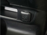 スマートフォンの充電等にも便利な電源ソケット!使いやすい場所に装備されています。