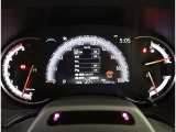 とっても見やすいメーターです。夜間時はラグジュアリーな気分にさせてくれる照明が魅力ですので、夜のドライブも楽しみになりますよ♪