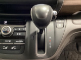 CVT車のセレクトレバーです。低速から高速まで、変速ショックのないスムーズな走りを実現するとともに、エンジン効率のよい領域を維持することで燃費にも貢献します。
