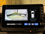 リバースギアに入れるだけで後方の表示へ切り替わります。夜間や雨の日の駐車も楽になりますよ。