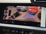 ●サラウンドビューカメラ『車両の4つのカメラから得た映像を合成し、上空から眺めているような映像をモニターに映し出します。車両周辺の歩行者や障害物などの発見に役立ちます。』