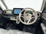 運転席まわりです。 各操作スイッチは使いやすい位置に配置されてます。