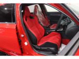 【運転席】ブラック基調のインテリアにヘッドレスト一体型のスポーツシート。シートリフターで座面の高さを調整可能です。フロアマット付です。