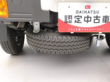 スペアタイヤ装着車では、車体後方の荷台下中央付近 に吊り下げ式で取り付けられています。
