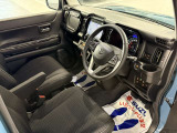 運転席へ乗り込む時には、ワクワク感が溢れてきます♪ また、開口部も広く、乗り降りも楽々です。