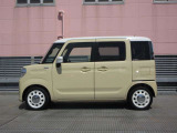 アルミホイールで全体的にデザインがまとまっています。車も人も、オシャレはまずは足元からですね。