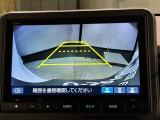 リバースギアに入れるだけで後方の表示へ切り替わります。夜間や雨の日の駐車も楽になりますよ。