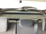 【トノカバー】荷室(トランク)に取り付けられる「目隠しカバー」です。外から荷物が見えないようにし、プライバシーの保護や防犯の役割を果たします。