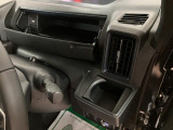 お出かけに必須なドリンクホルダーも運転席・助手席にございます!