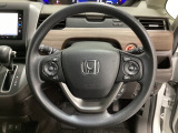ハンドルにHondaセンシング系のクルーズコントロールやレーンキープアシストなどのスイッチと、オーディオの操作スイッチが装備されています。ハンドルから手を離さず安全に操作できます。
